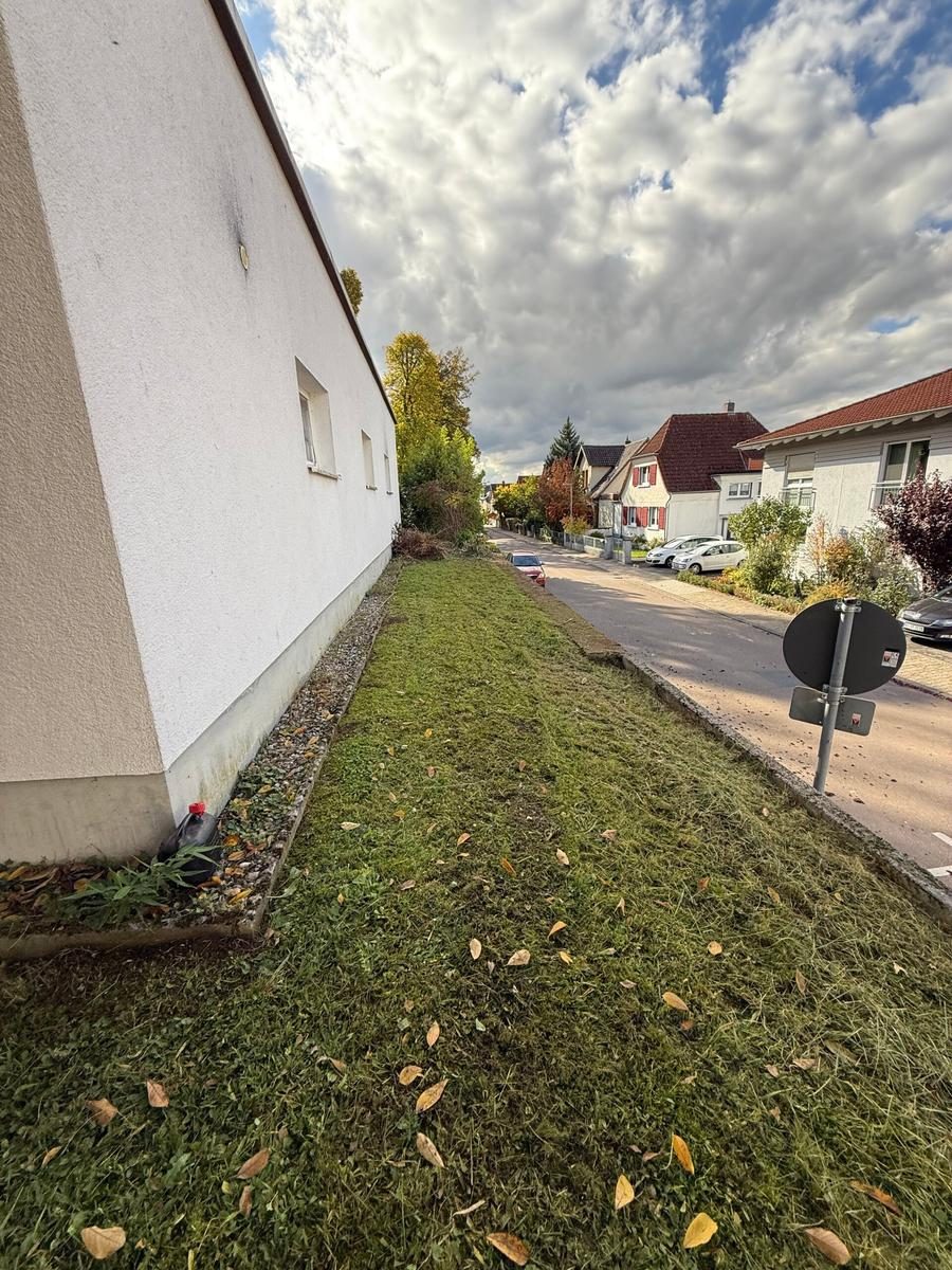Grünfläche an Hauswand