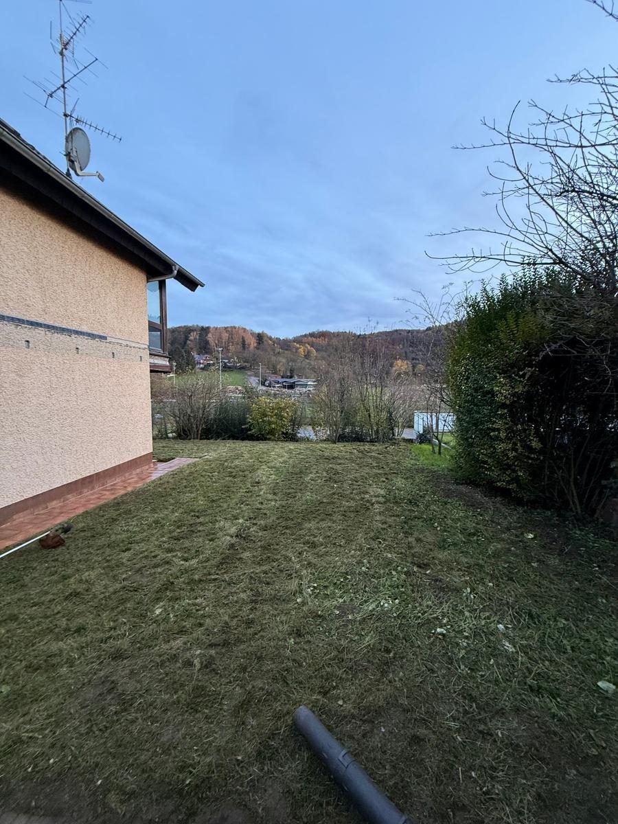 Rasen gemäht – Hanggrundstück